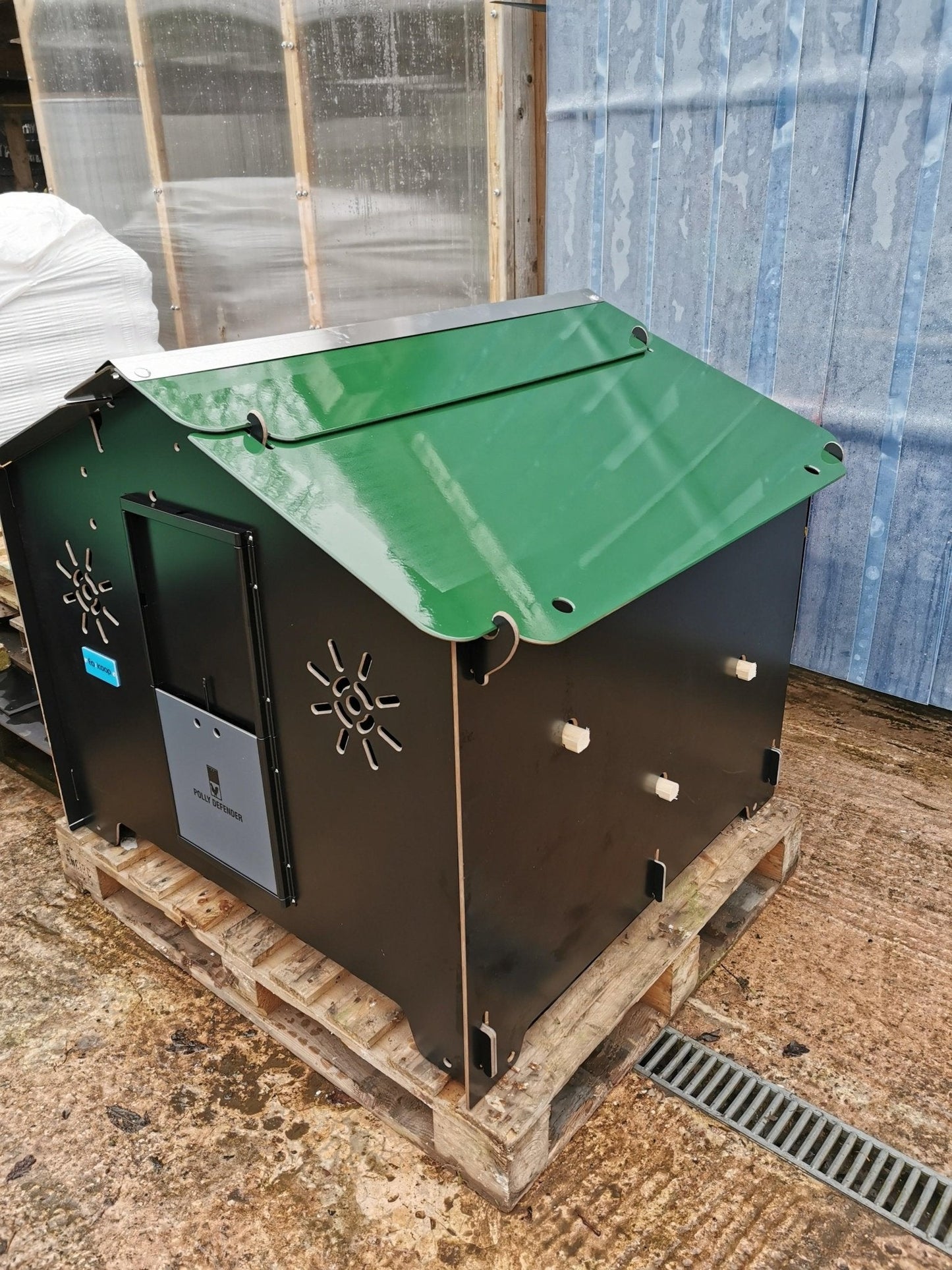 Easicoop Chalet 2XL - HPL Chicken Coop up to 10-15 large Birds (black)