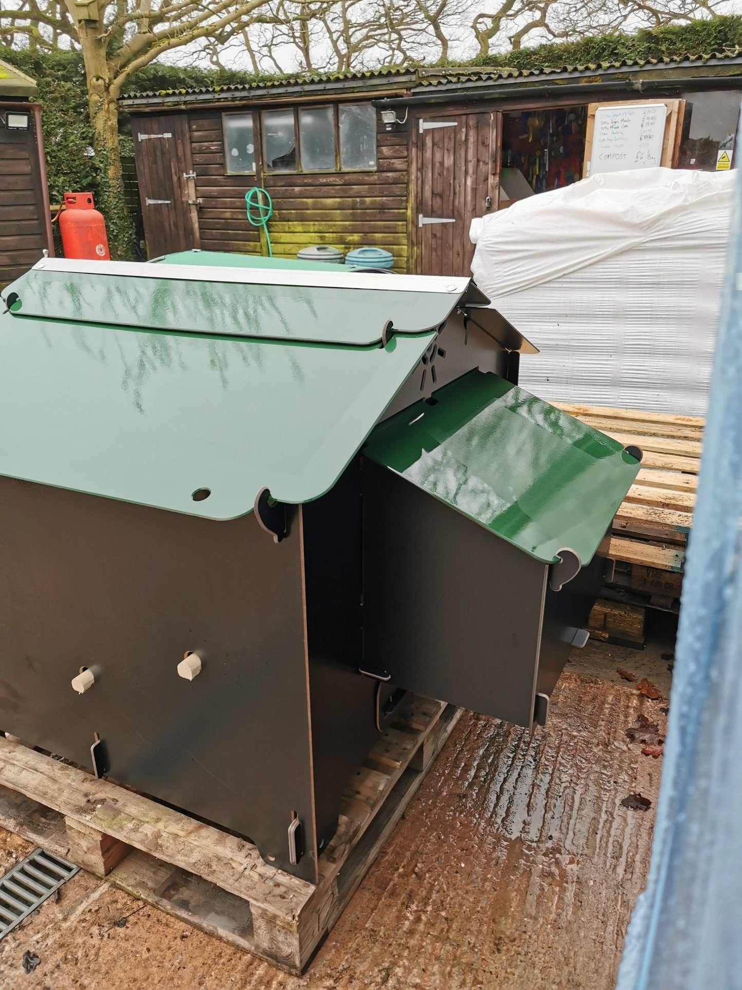 Easicoop Chalet L - HPL Chicken coop up to 7-9 medium Birds